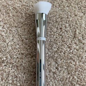 IT  COSMETICS HEAVENLY SKIN SMOOTHING BRUSH  #704